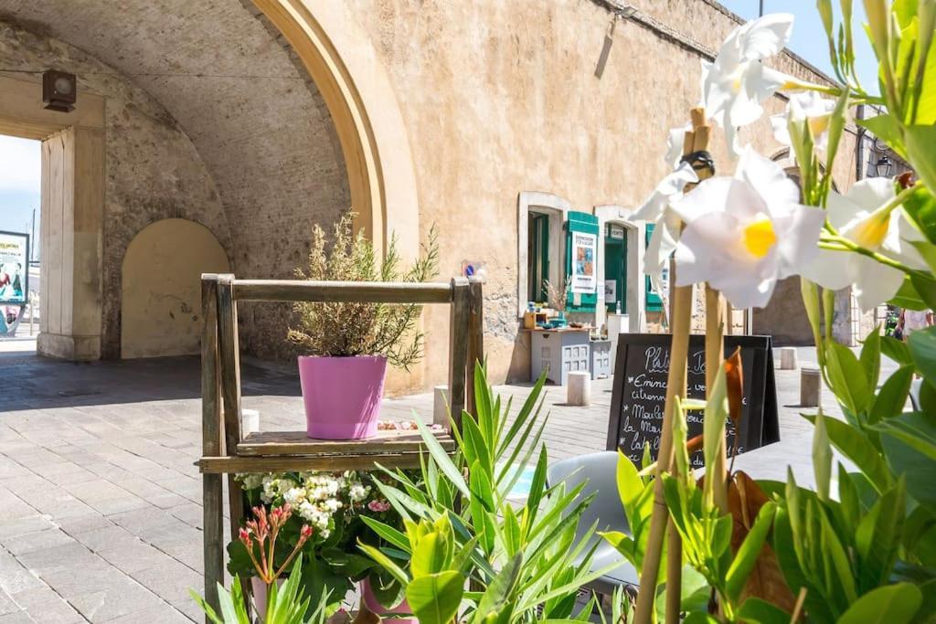 Appartement Authentique Situe En Plein Centre D'Antibes Exteriör bild